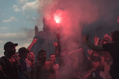 نادي ليفربول لكرة القدم: تاريخ عريق وشغف لا ينتهي  ليفربول هو أحد أكثر الأندية شهرة وتأثيراً في عالم كرة القدم، ليس فقط في إنجلترا ولكن على مستوى العالم. تأسس النادي في عام 1892، ويمتلك تاريخاً حافلاً بالإنجازات والبطولات التي جعلته رمزاً للتفوق والروح القتالية.